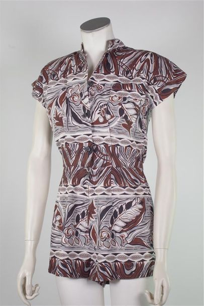 null Kamehameha, circa 1970 Combi-short en coton imprimé d'un motif floral marron...