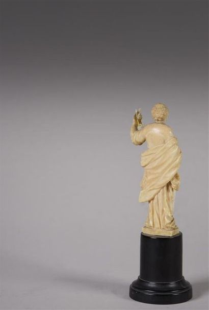 null Saint Pierre in carved ivory. 19th century blackened wooden base H. du sujet...