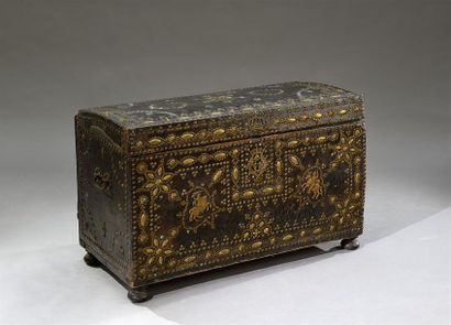 null Large carriage trunk with slightly curved lid, trimmed in leather on three sides,...