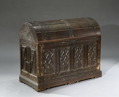 null Large oak chest with rounded lid, four arched panels and fleurons on the front,...