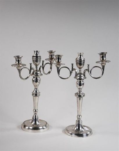 null Pair of candelabra with silver plated hunting horn, removable bouquet with three...