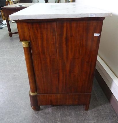null Mahogany veneered chest of drawers opening with three drawers on the front and...