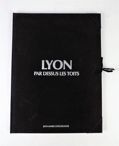 null CHOURGNOZ (Jean-Marie). LYON PAR-DESSUS LES TOITS. Sans lieu, sans nom, 1982....