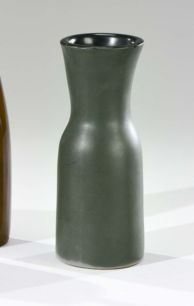 Georges JOUVE (1910-1964) Georges JOUVE (1910-1964) Vase bouteille en céramique émaillée,...