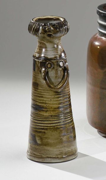 Jacques POUCHAIN (1925-2015) Jacques POUCHAIN (1925-2015) Vase bouteille anthropomorphe...