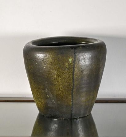 Atelier MADOURA - Vallauris Vase ovoïde en céramique émaillée brun et vert
Cachet...