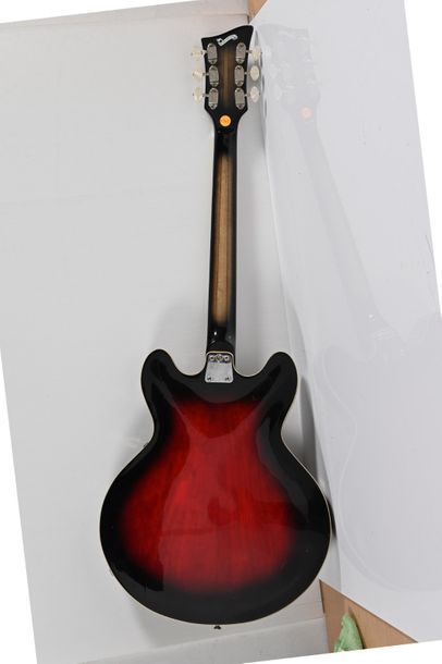 null Guitare EKO, Italie, demi-caisse, 2 micros, rouge sunburst, modèle 290,n°86...