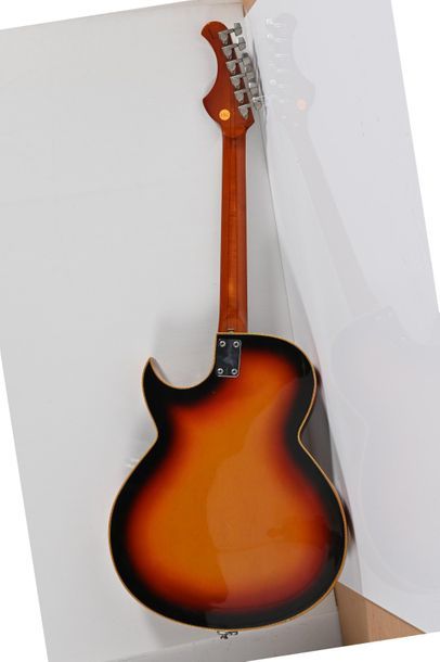  Guitare EKO, Italie, demi-caisse, 2 micros,modèle Dragon, sunburst avec valise