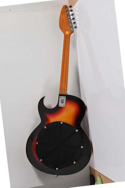 Guitare VOX modèle Apollo n°384 116, Sunburst, Archtop England avec valise