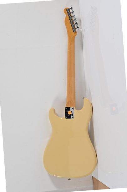 null Guitare FENDER Bullet, USA, 2 micros, année 1982, crème avec valise