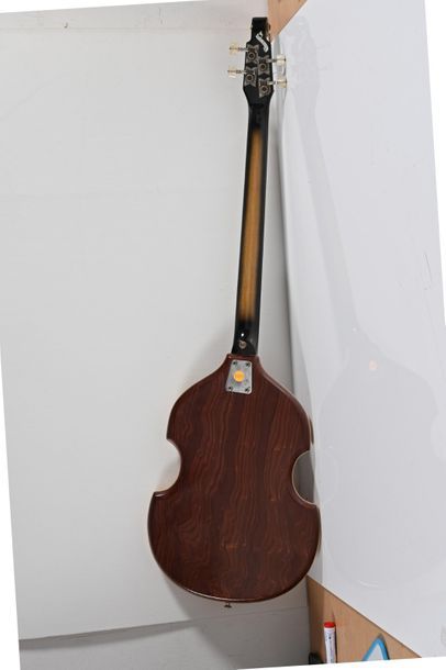  Guitare basse EKO, forme violon et tête violonnée, Italie, année 1960, 2 micros,...