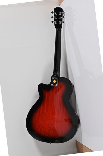  Guitare demi-caisse EKO,Italie, modèle 100, 1 micro, sunburst avec valise