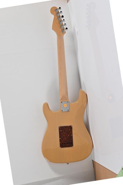 null Guitare NICE, Suisse, n°0050, type Strat, 3 micros, finition butterscotch avec...