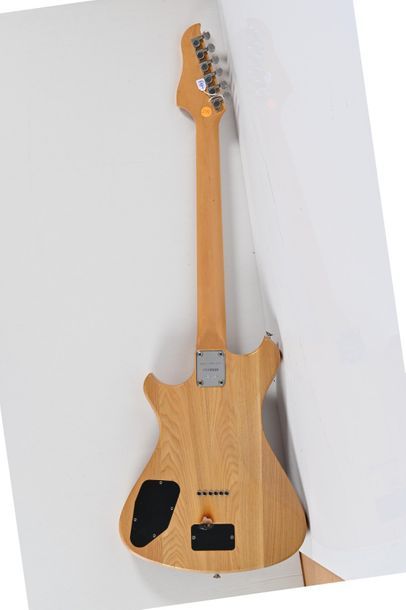 null Guitare WESTONE Paduak 1, Japon, n°1110232, 1 micro, acajou foncé avec valise,...