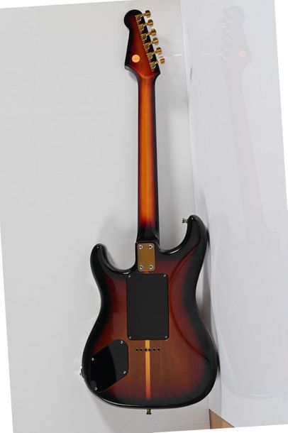 null Guitare CAMAC Modèle Spacer Tiger G 100, 3 micros, sunburst , n°000972 avec...