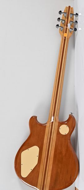 null Guitare THE KASUGA, Japon, Année 1980, 2 micros, manche traversant, naturelle...