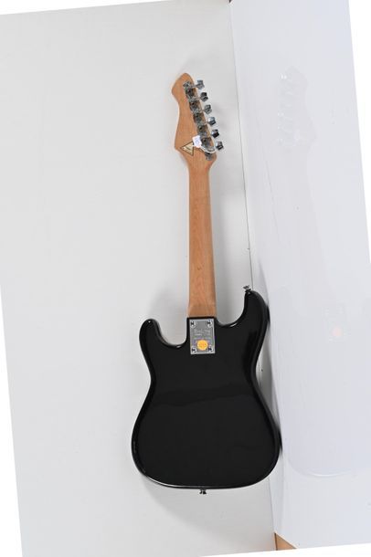 null Guitare ¾, ROCKWOOD, by Hohner, LX 30, 1 micro, noire avec valise 