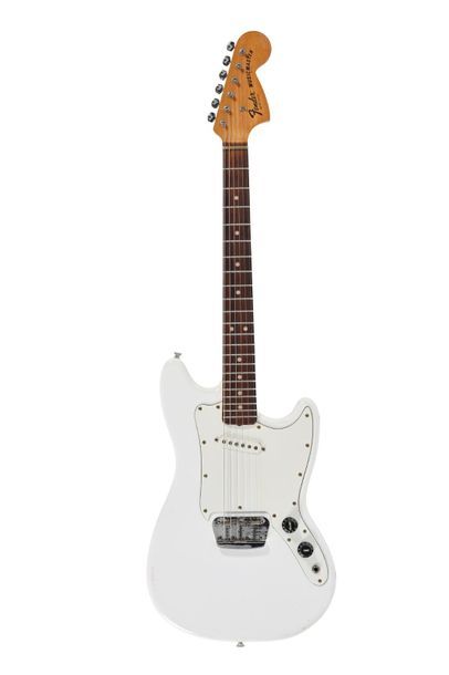 null Guitare MUSICMASTER, USA, Marque Fender, 1 micro, année 1977 n°S703687, blanche...