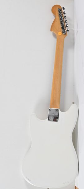 null Guitare MUSICMASTER, USA, Marque Fender, 1 micro, année 1977 n°S703687, blanche...