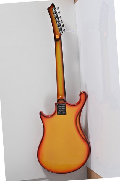  Guitare URAL AELITA , URSS, modèle 650, n°76378, 3 micros, orangée avec sa hous...