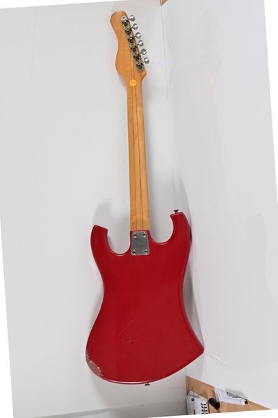  Guitare EKO Kadett, Italie, 3 micros, rouge avec housse, fissures et manques vernis,...