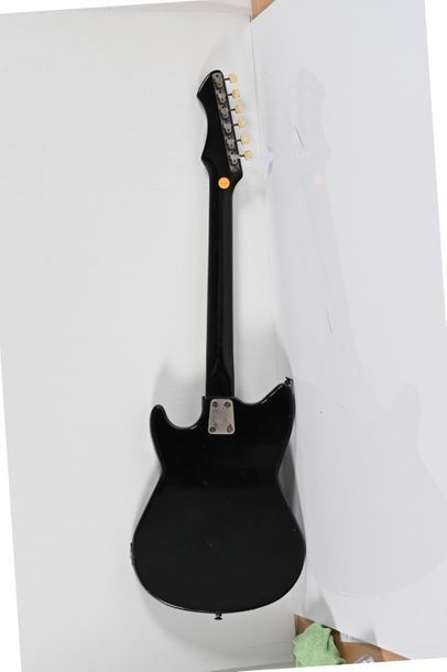  Guitare URSS, années 1980, 2 micros , noire avec housse 