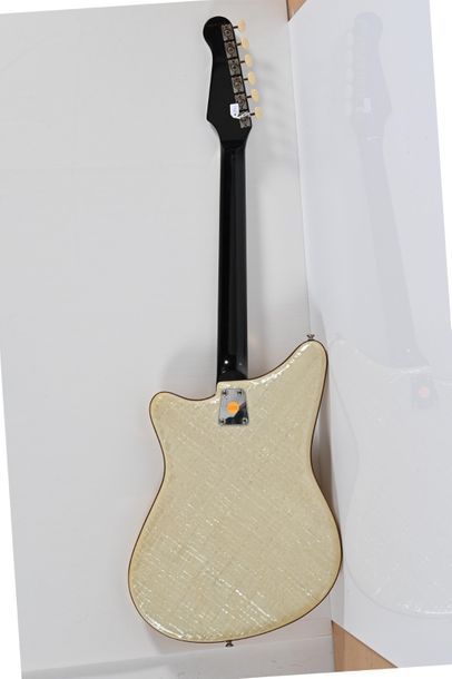  Guitare EKO 500V4, Italie, 4 micros, Sparkle gold petite cassure au Pickguard