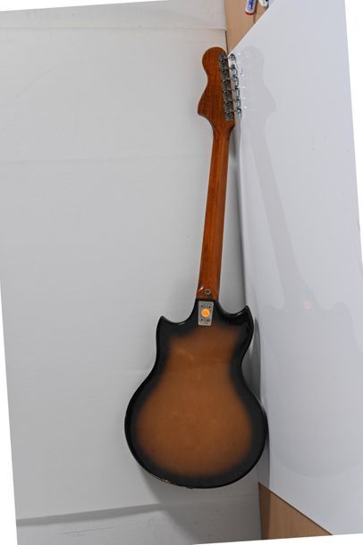 null Guitare FRAMUS , Allemagne, modèle Strato Super, années 1960, 2 micros, sunburst...