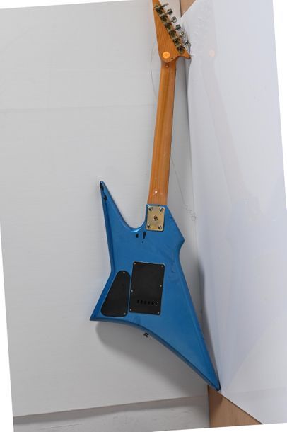 null Guitare HOHNER, années 1980, 2 micros, bleue métallisé avec housse, sélecteurs...