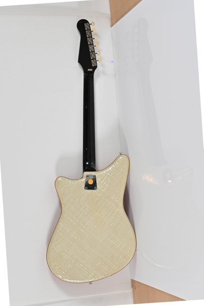 null Guitare EKO, modèle 500V3, Italie, 3 micros,n° 1434, Sparkle red