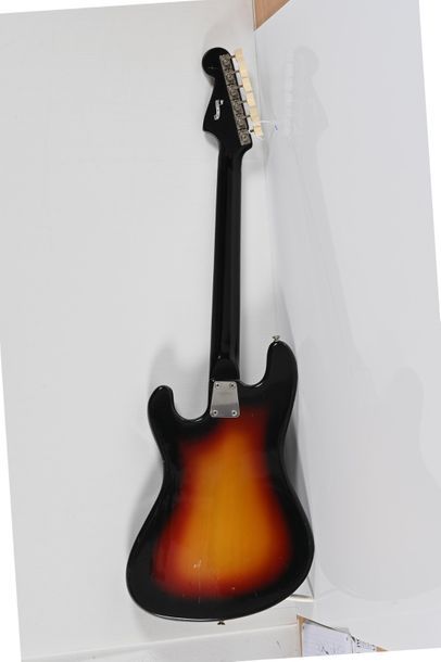 null Guitare EKO, Italie, années 1960, modèle Strato, 3 micros, n°265725, sunburst...