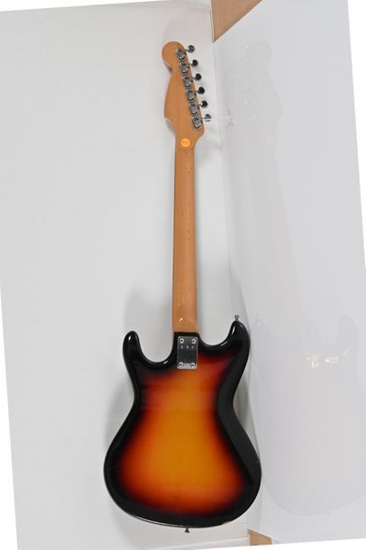 null Guitare ZERO SETTE, Italie, 3 micros, type Strato, sunburst