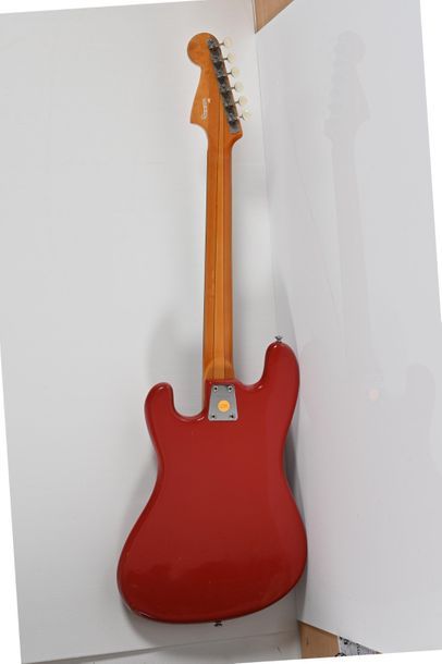 null Guitare EKO, Italie, modèle Cobra, années 1960, 2 micros, rouge