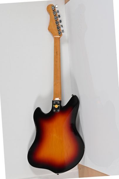 null Guitare DYNACORD, Italie, années 1960, type Jaguar, 3 micros, sunburst