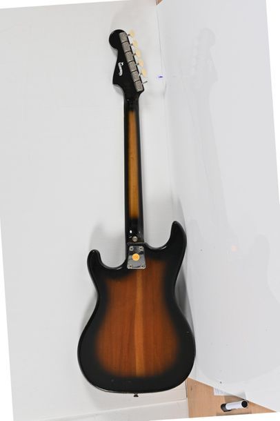  Guitare EKO, Italie, années 1960, Cobra II, 2 micros, sunburst, 1 bouton manqua...