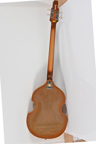 null Guitare Basse EKO  995 Italie,  forme violon, 2 micros, naturelle. Fentes sur...