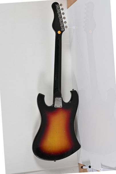 null Guitare EKO Kadett, Italie, années 1970, 3 micros, sunburst