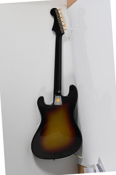 null Guitare EKO, Italie, modèle Cobra, années 1960, 2 micros, sunburst, bouton sélecteur...