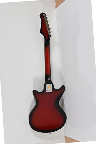 null Guitare ¾ , italienne, années 1960, 1 micro, redburst