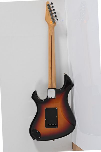 null Guitare FENDER Performer Japon, n°E 523552, 1984/87, sunburst