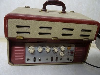 null Amplificateur DYNACORD DA 15V

 à lampes, Allemagne vers 1955 taille 47/31/23,...