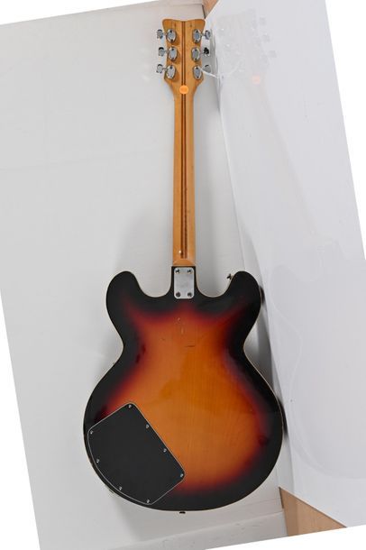 null Guitare DYNACORD, Italie, type Welson DC V3, 3 micros, demi-caisse, sunburst...