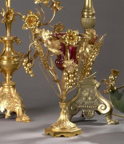null Vase en opaline rouge sur un support en bronze doré

orné d’épis de blés et...