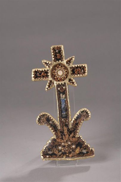 null Reliquaire à paperollles dorées en forme de crucifix contenant une Vierge à...