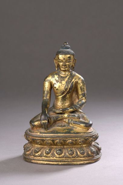 null TIBET - 16th / 17th century Gilt bronze statuette of the Buddha Sakyamuni sitting...