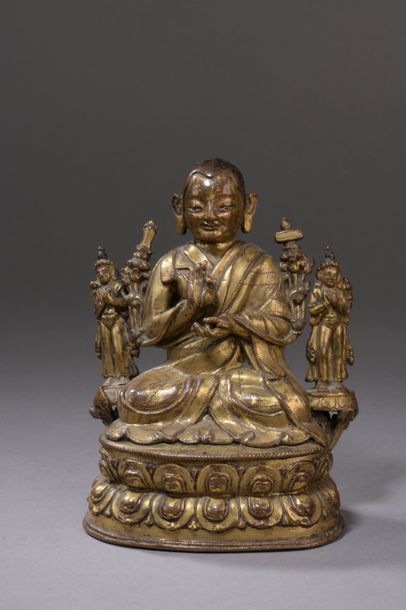 null TIBET - XVIIe siècle Statuette en bronze doré de lama assis en padmasana sur...