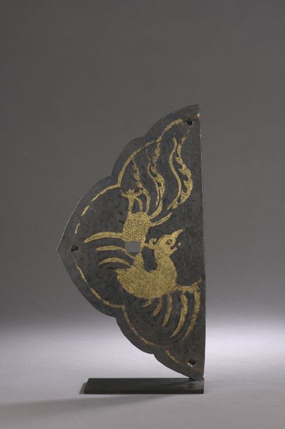 null TIBET - XVIIe/XVIIIe siècle Plaque de porte polylobée en fer damasquiné d'or...