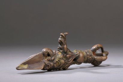 null TIBET - XVIIe/XVIIIe siècle Phurbu en bronze partiellement doré en forme de...