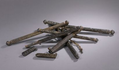 null TIBET - XVIIe siècle Sept étuis à pinceaux et un bâton en fer dont un en métal,...