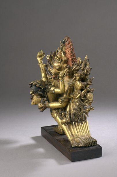 null TIBET - XVIIIe siècle Groupe en bronze doré de Vajrabhairava, debout en alidhasana,...